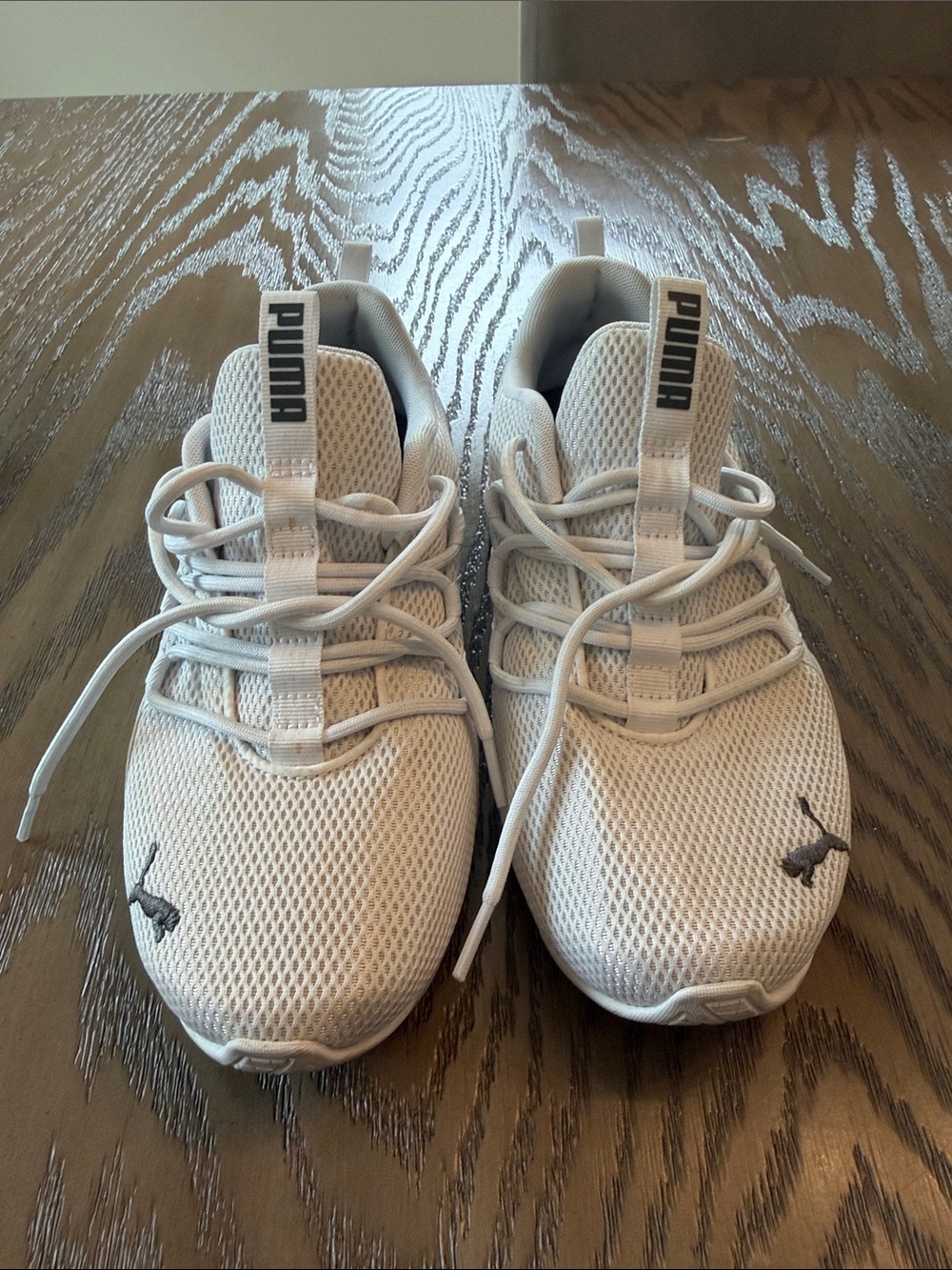 Women’s sz 9 white Pumas soft foam gym shoes